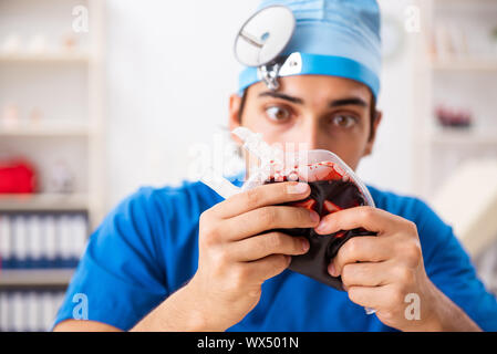 Mad Arzt in der Klinik arbeiten Stockfoto