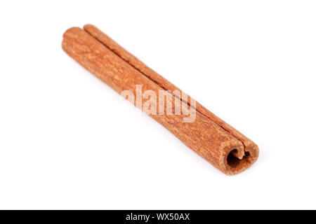 Einzelnen Zimtstange vor einem weißen Hintergrund Stockfoto