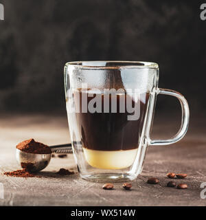 Vietnamesischen Kaffee mit Kondensmilch in Glas Tassen. Traditionelle Verfahren zur Herstellung von vietnamesischen Kaffee Stockfoto