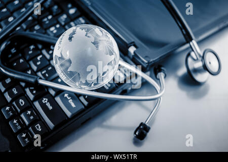 Glas Kugel und Stethoskop Stockfoto