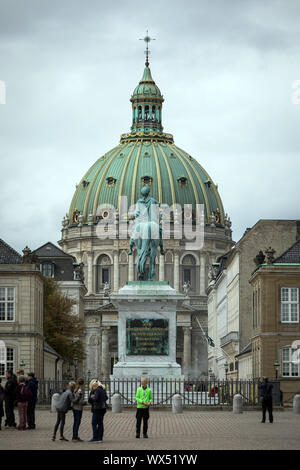 Das Reiterstandbild von König Frederik V auf dem Platz der Amalienborg in Kopenhagen, mit Frederik's Church in der Ferne Stockfoto