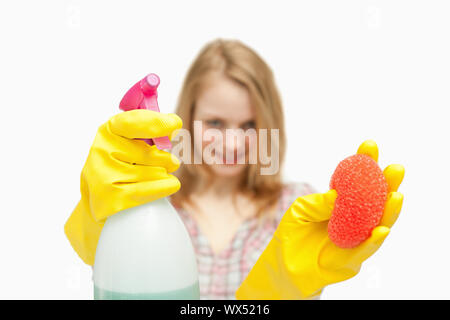 Frau präsentiert Reinigungsprodukte auf weißen Hintergrund Stockfoto