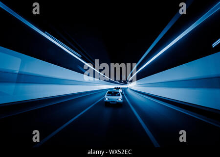 Beschleunigung Auto durch den Tunnel Stockfoto