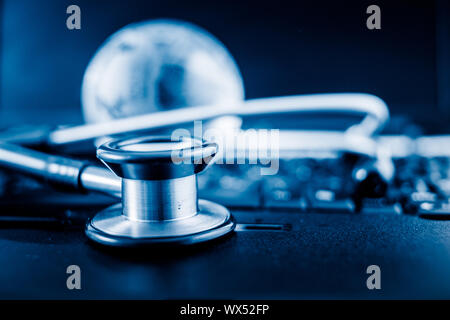 Glas Kugel und Stethoskop Stockfoto