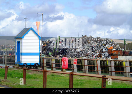 Schrott Haufen in Newhaven, East Sussex, direkt neben der Marina und Cross-channel Ferry Terminal. Stockfoto