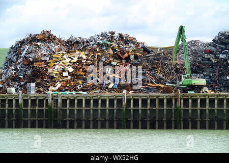 Schrott Haufen in Newhaven, East Sussex, direkt neben der Marina und Cross-channel Ferry Terminal. Stockfoto