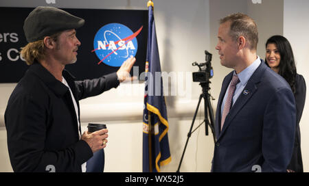 Washington, United States. 16 Sep, 2019. Schauspieler Brad Pitt spricht NASA-Administrator Jim Bridenstine am 16. September 2019, von der Space Operations Center der NASA Hauptquartier in Washington, DC. Pitt, der Sterne als Astronaut in seinem neuesten Film "Ad Astra", sprach mit Haag über das Leben an Bord der Orbiting Laboratory und zu arbeiten. NASA Foto von Joel Kowsky/UPI Quelle: UPI/Alamy leben Nachrichten Stockfoto