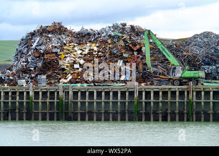 Schrott Haufen in Newhaven, East Sussex, direkt neben der Marina und Cross-channel Ferry Terminal. Stockfoto