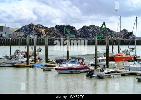 Schrott Haufen in Newhaven, East Sussex, direkt neben der Marina und Cross-channel Ferry Terminal. Stockfoto