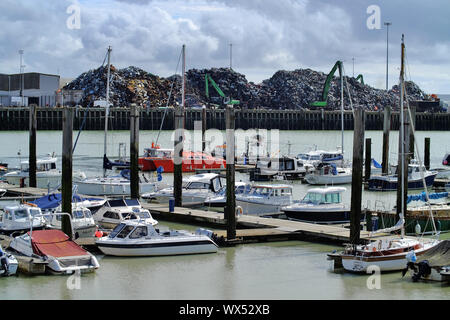 Schrott Haufen in Newhaven, East Sussex, direkt neben der Marina und Cross-channel Ferry Terminal. Stockfoto