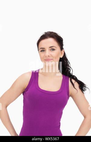 Frau trägt einen lila Top Tank vor weißem Hintergrund Stockfoto
