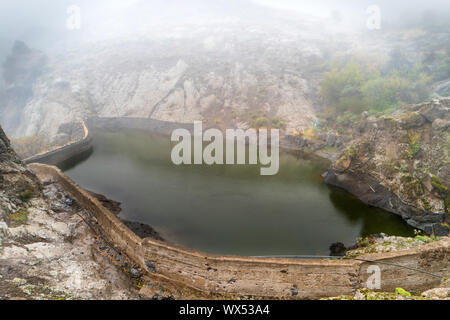 Berglandschaft mit Rock Peak im Nebel Stockfoto