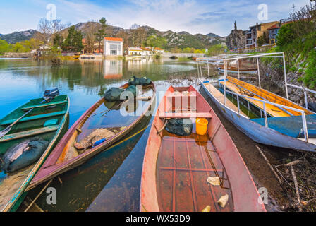 Fischer Boote am Ufer des Lake Skadar Stockfoto