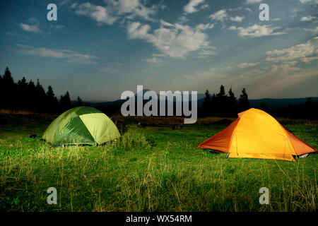 Twp beleuchtete camping Zelte Stockfoto