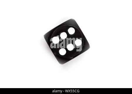 Schwarze Würfel Nummer sechs vor einem weißen Hintergrund festlegen Stockfoto