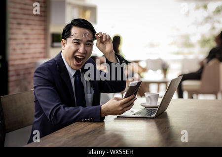 Asiatische Geschäftsmann Feiern im Cafe Stockfoto