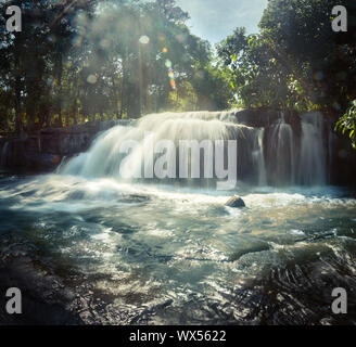 Wasserfall bei Phnom Kulen National Park. Kambodscha Stockfoto