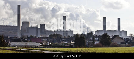 Wohnsiedlung vor der braunkohlegefeuerten Kraftwerk Frimmersdorf, Grevenbroich, Deutschland, Europa Stockfoto