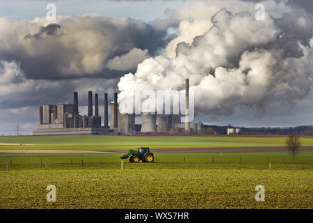 Traktor auf einem Feld vor der dampfenden Braunkohlekraftwerk Frimmersdorf, Grevenbroich Stockfoto