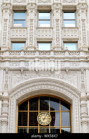 Reich verzierte Fassade eines historischen Gebäudes mit einer Uhr mit römischen Ziffern und einem großen Fenster, moderne Bürogebäude in der Innenstadt von Chicago Stockfoto