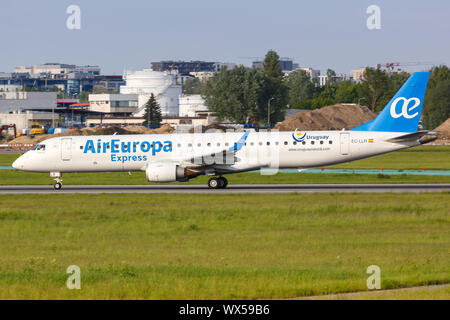 Warschau, Polen - 26. Mai 2019: Air Europa Express Embraer 195 Flugzeug am Flughafen Warschau (WAW) in Polen. Stockfoto