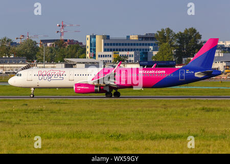 Warschau, Polen - 26. Mai 2019: wizzair Airbus A321 Flugzeug am Flughafen Warschau (WAW) in Polen. Stockfoto