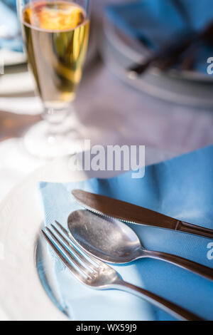 Besteck auf einer Platte in ein Restaurant Stockfoto