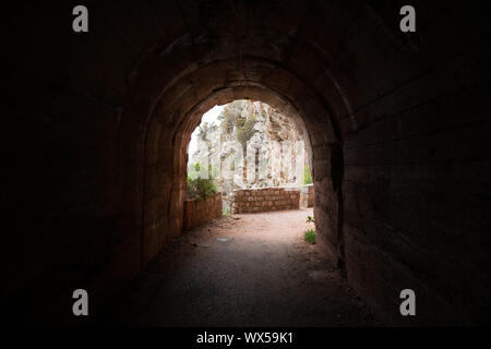 Tunnel Ausschneiden in den felsigen Klippen am Meer Stockfoto