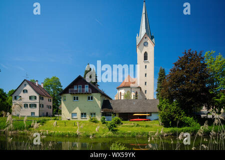 Kirche am Bodensee vor Fluss Stockfoto