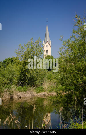 Kirche am Bodensee vor Fluss Stockfoto