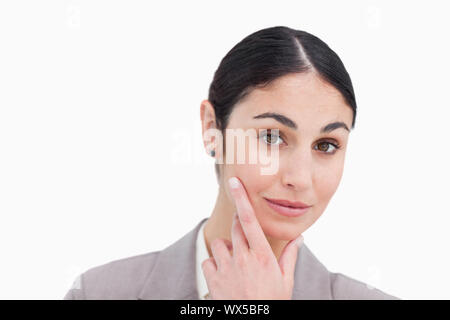 Nahaufnahme von geschäftsfrau in Denker Pose vor einem weißen Hintergrund Stockfoto