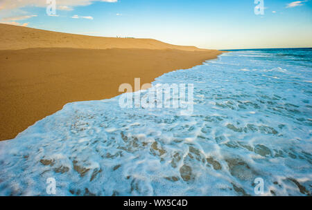 Gelb Sand Strand, Meer und tiefen blauen Himmel Stockfoto