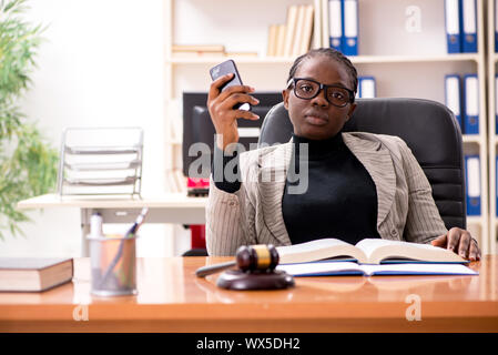 Schwarze weibliche Rechtsanwalt bei Gericht Stockfoto