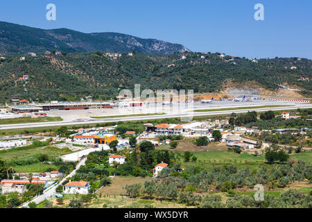 Skiathos, Griechenland - 27. Juli 2019: Übersicht Flughafen Skiathos (Jsi) in Griechenland. Stockfoto