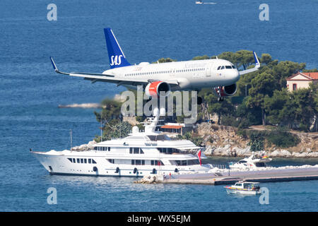 Skiathos, Griechenland - 28. Juli 2019: SAS Scandinavian Airlines Airbus A320 neo Flugzeug am Flughafen Skiathos (Jsi) in Griechenland. Stockfoto