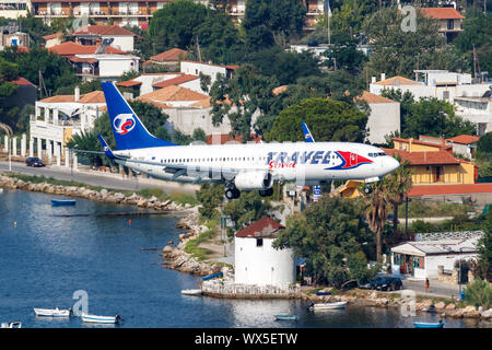 Skiathos, Griechenland - August 2, 2019: Travel Service Boeing 737-800 Flugzeug am Flughafen Skiathos (Jsi) in Griechenland. Stockfoto