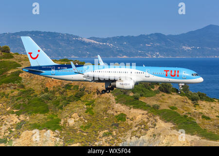 Skiathos, Griechenland - August 2, 2019: TUI Boeing757-200 Flugzeug am Flughafen Skiathos (Jsi) in Griechenland. Stockfoto