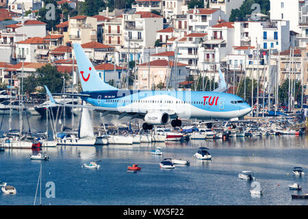 Skiathos, Griechenland - August 2, 2019: TUI Boeing 737-800 Flugzeug am Flughafen Skiathos (Jsi) in Griechenland. Stockfoto