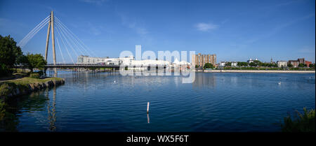 Auf der Suche nach Norden über den künstlichen See von den aufwendigen Brücke in King's Gärten, die Kreuze der See nach Southport Town Center. Stockfoto