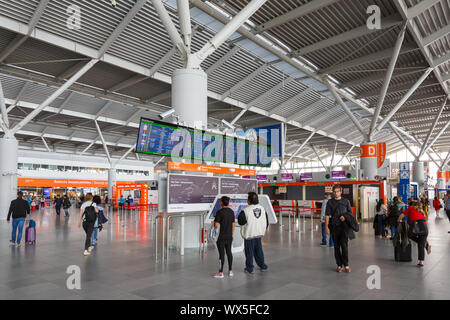 Warschau, Polen - 26. Mai 2019: Terminal des Flughafen Warschau (WAW) in Polen. Stockfoto