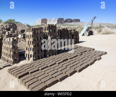 Reparatur der alten Festung Kyzyl - Kala in der kyzylkum Wüste, Usbekistan Stockfoto