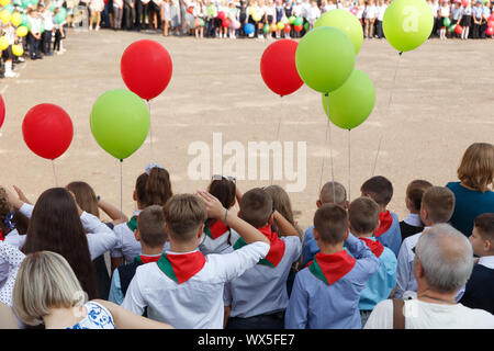 Grodno, Weißrussland - September 02, 2019: Junge Pioniere salute während der Performance der Nationalhymne bei einem Treffen mit dem Tag der knowled Stockfoto