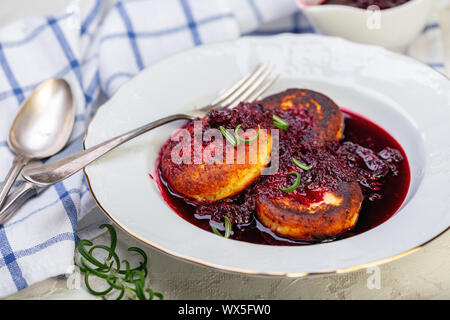 Quark Krapfen mit kirschsauce und Rosmarin. Stockfoto