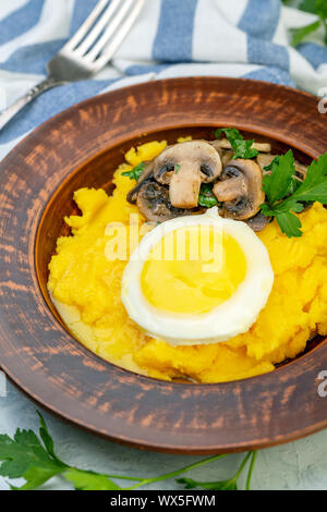Traditionelle italienische Polenta mit Pilzen. Stockfoto