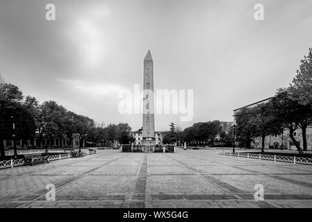 Der Obelisk von Theodosius ist die Alte Ägyptische Obelisk des Pharao Thutmosis III. im Hippodrom von Konstantinopel in der modernen Stadt errichtet. Stockfoto