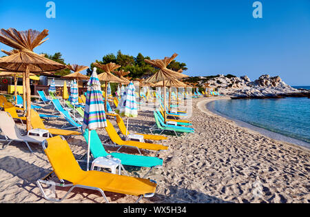 Schöne Orange Beach in Sithonia Stockfoto