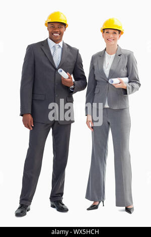 Zwei Geschäftsleute sind das Tragen von Schutzhelmen Stockfoto