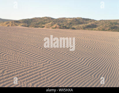 Rippled Sand in eine trockene Wüstenlandschaft. Stockfoto