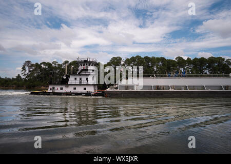 Drücker/Tug Boat Kathryn T DeVall durch den Intracoastal Waterway bei Gulf Shores, Alabama auf dem Weg nach Pensacola, Florida. Stockfoto