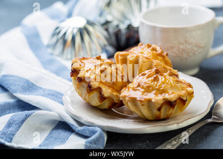 Traditionelle Fleisch mini Torten auf einer Platte. Stockfoto